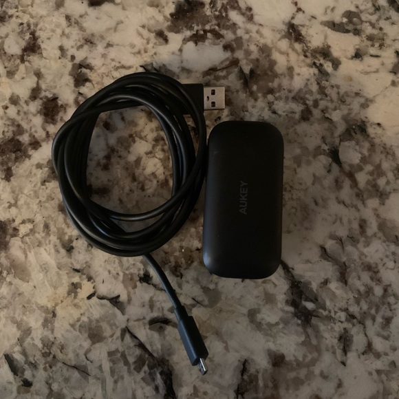 Black Wireless Earbuds w/ Charging USB - Picture 5 of 9